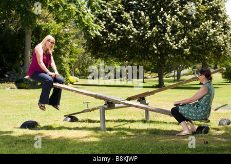 Femmes jouant sur les variations dans les jardins de Hamilton, Nouvelle-Zélande Banque D'Images