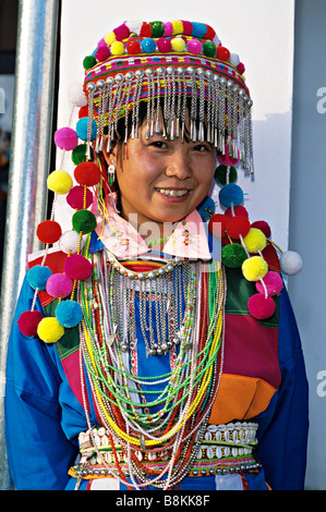 L'Asie, Chine, Yunnan, Kunming. Minorité Lisu femme en costume traditionnel à Tengchong festival. Banque D'Images