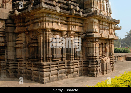 Siddheshwar temple- partie inférieure du temple principal montrant moulures-Vue du sud-ouest. L'Orissa, Bhubaneshwar (Inde). Banque D'Images