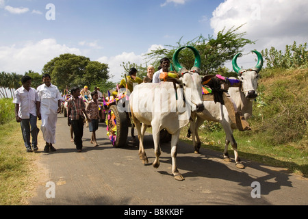 Madurai Tamil Nadu Inde Tidiyan célébrations pongal village charrette en procession de bienvenue Banque D'Images