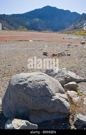 Le lac Grant presque vide en raison de la sécheresse en boucle du lac Juin Sierra Nevada Californie, États-Unis d'Amérique Banque D'Images