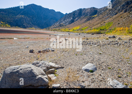 Le lac Grant presque vide en raison de la sécheresse en boucle du lac Juin Sierra Nevada Californie, États-Unis d'Amérique Banque D'Images