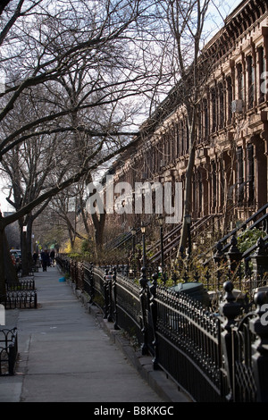 Maisons en rangée à Brooklyn brownstone line une rue calme dans la section de Park Slope de Brooklyn, NY USA Banque D'Images