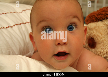 Blue Eyed 8 mois baby boy smiling at camera Banque D'Images