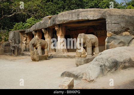 Vue générale de Ganesh Gumpha No10- montrant deux éléphants monolithique à l'avant. L'Orissa, Inde, Udaigiri. Banque D'Images
