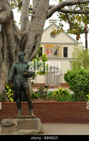 Statue du gouverneur Felipe de Neve devant notre Dame Reine des Anges Église catholique, Los Angeles CA Banque D'Images