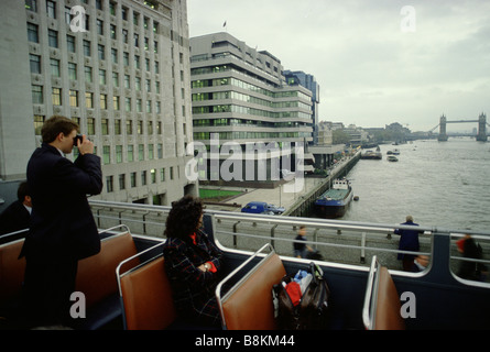 London UK un touriste de photos vue sur la Tamise à partir d'un bus de tournée en tête Banque D'Images