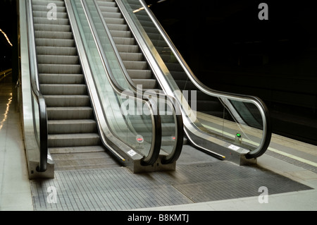 Détail de marches de l'escalator sur un fond sombre Banque D'Images