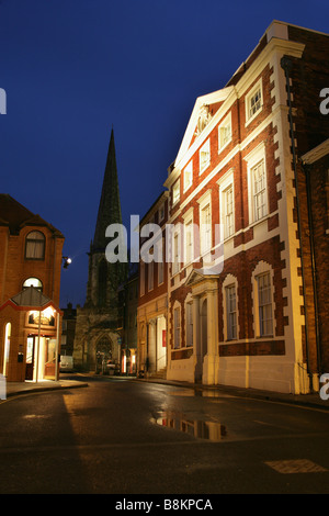 Ville de York, en Angleterre. Voir la soirée de Fairfax House à York's Castlegate avec le clocher de York St Mary's en arrière-plan. Banque D'Images