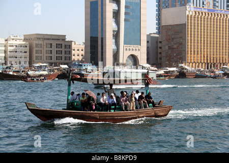 Abra traditionnel bateau-taxi sur la Crique de Dubaï à Dubaï aux Émirats arabes unis Banque D'Images