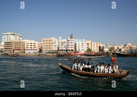 Traversée en ferry traditionnel Abra Dubaï Creek à Dubaï aux Émirats arabes unis Banque D'Images