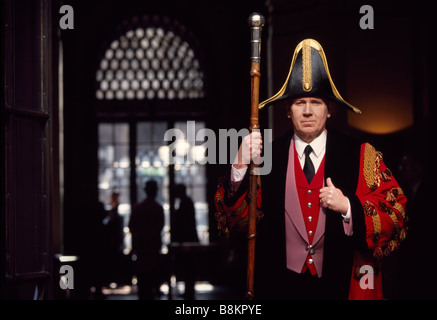 Banque d'Angleterre Ray Millepertuis, chef portier à la Banque d'Angleterre à Londres dans le hall d'entrée dans son uniforme de cérémonie Banque D'Images