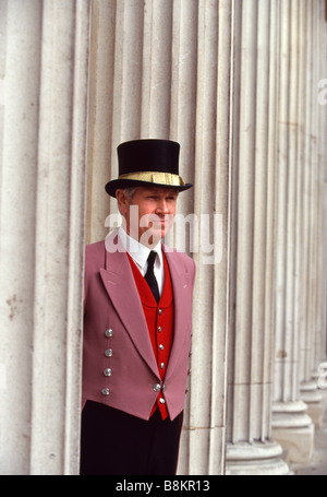 Banque d'Angleterre Ray Millepertuis, chef portier à la Banque d'Angleterre à Londres devant l'entrée principale Banque D'Images