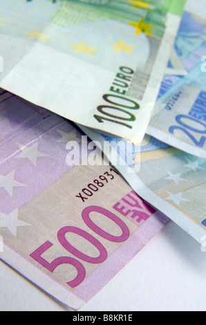 Piles de billets en euros disposées en gros plan avec des coupures de 100 et 500 Banque D'Images