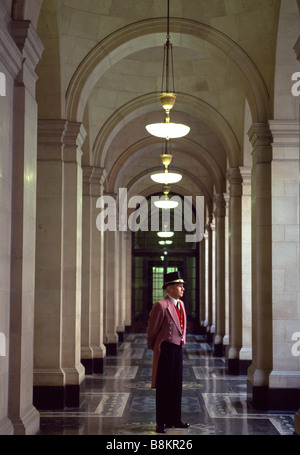 Banque d'Angleterre Ray Millepertuis, chef portier à la Banque d'Angleterre à Londres dans le hall d'entrée Banque D'Images