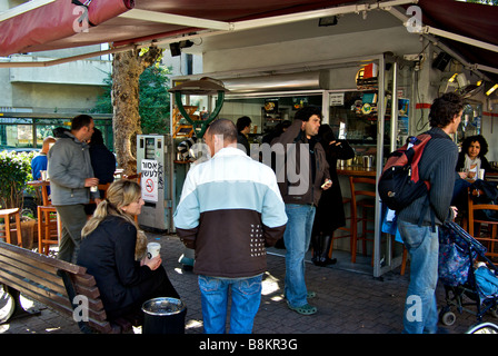 Les clients bénéficiant d'une longue pause café à kiosque café espresso bar Tel Aviv Jaffa Israël Banque D'Images