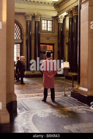Banque d'Angleterre Ray Millepertuis, chef portier à la Banque d'Angleterre à Londres dans le hall d'entrée Banque D'Images