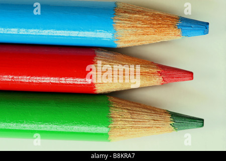 Macro-vision des trois crayons de couleur côte à côte, bleu, rouge et vert, des pointes Banque D'Images