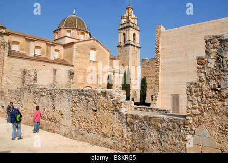 Les touristes au Real Monasterio de Santa Maria de la Valldigna, Simat de Valldigna, Valencia Prov. Espagne Banque D'Images