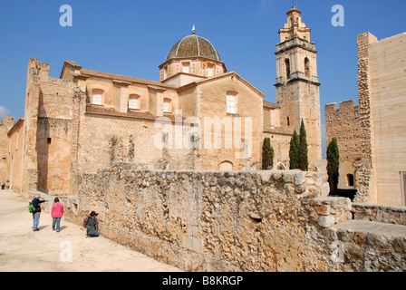 Les touristes au Real Monasterio de Santa Maria de la Valldigna, Simat de Valldigna, Valencia Prov. Espagne Banque D'Images