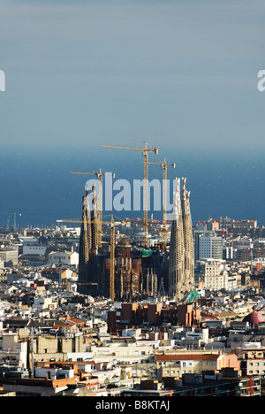 Vue aérienne de l'église Sagrada Familia et la mer par l'architecte moderniste Antoni Gaudí Barcelone Espagne Banque D'Images