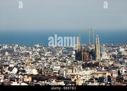 Vue aérienne de l'église Sagrada Familia et la mer par l'architecte moderniste Antoni Gaudí Barcelone Espagne Banque D'Images