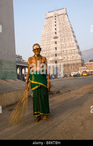 L'Inde Tamil Nadu Tiruvannamalai prêtre Brahmane aussi vaste domaine en face de petit sanctuaire Banque D'Images