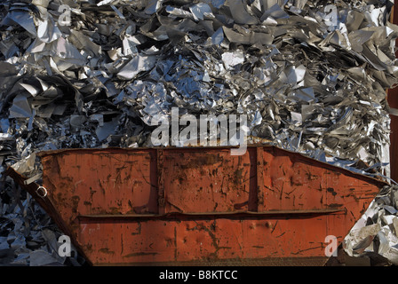 L'aluminium d'escarpe dans un centre de recyclage, Cologne, Allemagne. Banque D'Images