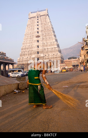 L'Inde Tamil Nadu Tiruvannamalai prêtre Brahmane aussi vaste domaine en face de petit sanctuaire Banque D'Images