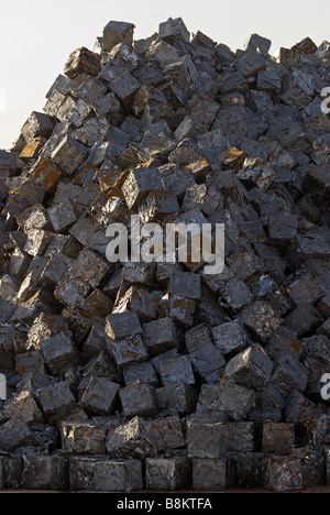 L'aluminium, qui a été recyclé en cubes dans un centre de recyclage, Cologne, Allemagne. Banque D'Images