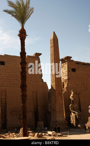 Ruines du temple de Louxor, Premier pylône et l'obélisque de Ramsès II, Thèbes, Egypte, [Afrique du Nord], site du patrimoine mondial de l'UNESCO Banque D'Images