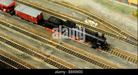 Détail de l'usine de fer modèle avec locomotive, wagon, les voies et les bâtiments Banque D'Images