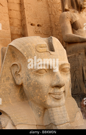 Grande tête sculptée en pierre du pharaon Ramsès II à l'entrée du temple de Louxor, 'close up' détail, Egypte Banque D'Images