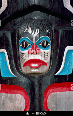 Totem au centre du patrimoine Haida à Kaay Llnagaay, Skidegate, l'île Graham, Queen Charlotte Islands British Columbia Canada Banque D'Images