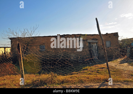 Un vieux, de l'épave 'Mud house' dans les cantons de East Grahamstown, Afrique du Sud Banque D'Images
