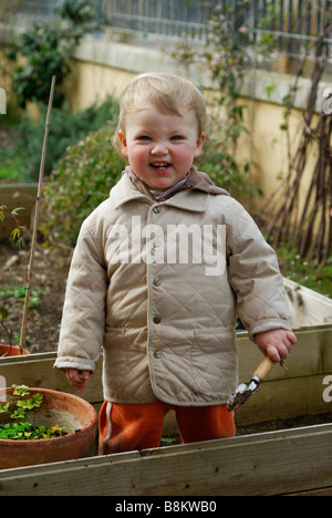 15 mois happy baby fille jouant dans le jardin Banque D'Images