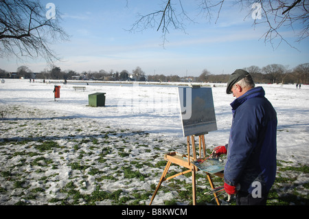 Un artiste local capture la scène sur Wimbledon Common, au sud ouest de Londres Banque D'Images