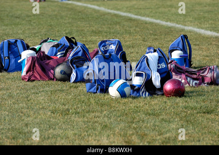 Sur le terrain de soccer de touche. Y compris les sacs de sport, des uniformes, des chaussures, et des bouteilles d'eau. Banque D'Images