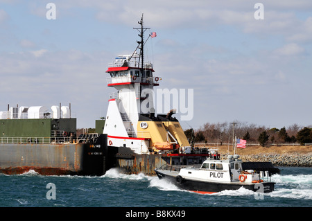 Tugboat pushing "double coque" huile carburant barge avec bateau-pilote] [aux côtés en eaux agitées Banque D'Images