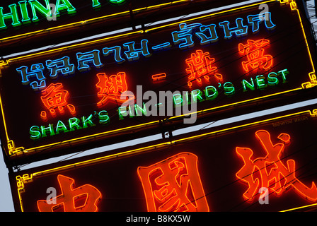 Restaurant Neon Sign advertising soupe aux ailerons de requin le long de Thanon Yaowarat road dans le quartier chinois centre de Bangkok Thaïlande Banque D'Images