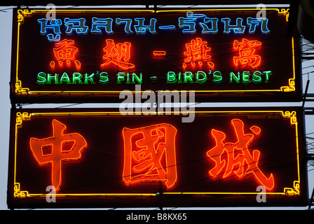 Restaurant Neon Sign advertising soupe aux ailerons de requin le long de Thanon Yaowarat road dans le quartier chinois centre de Bangkok Thaïlande Banque D'Images