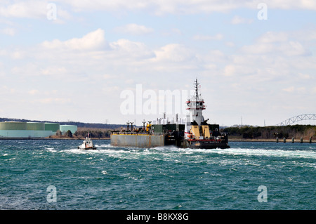 Tugboat pushing [carburant] double coque thru chaland d 'Cape Cod Canal' avec bateau-pilote, aux côtés de "irant Centrale électrique Banque D'Images