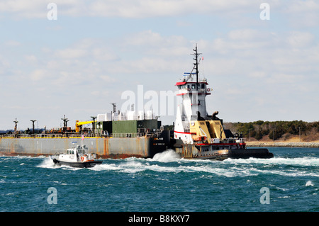 Tugboat pushing un carburant à double coque par chaland d 'Cape Cod Canal' avec 'bateau' aux côtés de pilotes en eaux agitées Banque D'Images