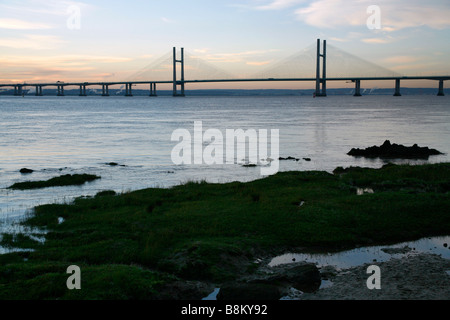 La nouvelle Severn Bridge inauguré en 1996, vu de l'autre côté de la rivière Severn près de Portskewett, Monmouthshire. Lever du soleil Banque D'Images