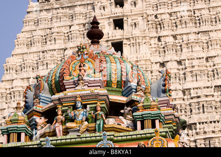 L'Inde Tamil Nadu Tiruvannamalai temple Arunachaleswar toit blanc gopuram coloré contre Banque D'Images