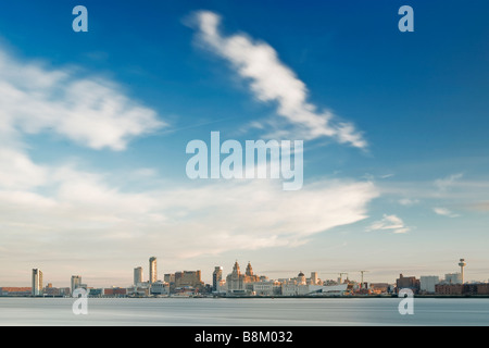 Une longue exposition libre du célèbre front de mer de Liverpool célèbre avec Liver Building, Cunard building et l'autorité portuaire Banque D'Images