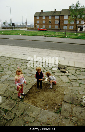 Toxteth Liverpool trois enfants jouer dans une petite parcelle de terre sur la route. Le logement dans cette région est condamné Banque D'Images