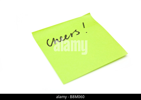 Cheers écrit sur un post it isolated on a white background studio Banque D'Images