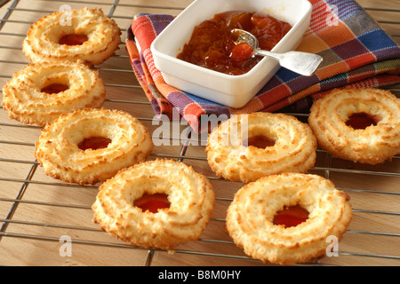 Des petits biscuits faits maison avec de la confiture de noix de coco remplie Banque D'Images