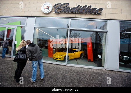 Un couple regarde une nouvelle voiture au concessionnaire Chevrolet Corvette à Hambourg, Allemagne Banque D'Images